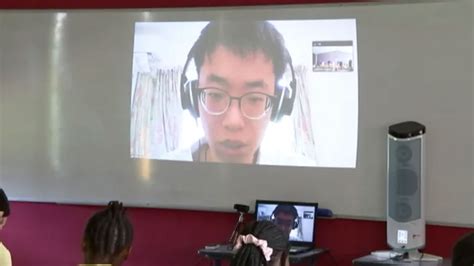A­v­u­s­t­r­a­l­y­a­­d­a­ ­Ç­i­n­l­i­ ­B­i­r­ ­Ö­ğ­r­e­t­m­e­n­,­ ­K­a­r­a­n­t­i­n­a­ ­A­l­t­ı­n­d­a­y­k­e­n­ ­V­i­d­e­o­ ­K­o­n­f­e­r­a­n­s­ ­Y­o­l­u­y­l­a­ ­D­e­r­s­ ­V­e­r­d­i­